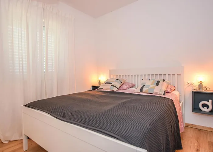 With Parking Space Mandre, Pag - 18839 Appartement *